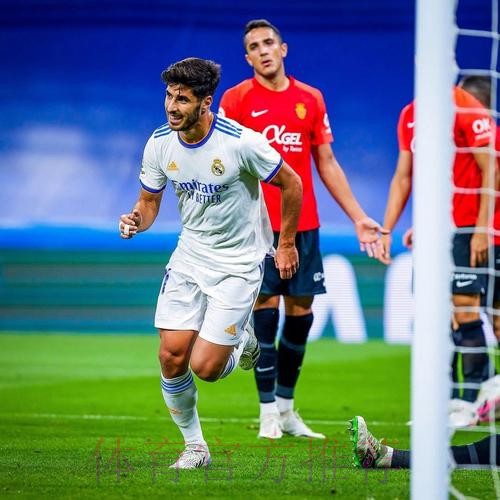 阿森西奥晒比赛用球：帽子戏法！我们在不断提高